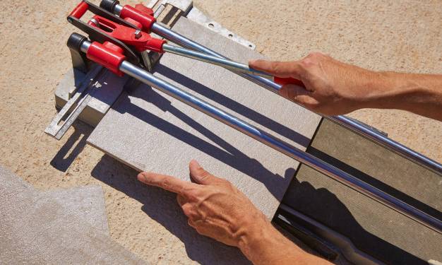 Vì Sao Ai Cũng Chọn Mua Bàn Cắt Gạch Đẩy Tay?