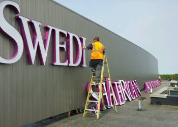 Giải pháp lắp đặt biển hiệu cửa hàng nhỏ lẻ