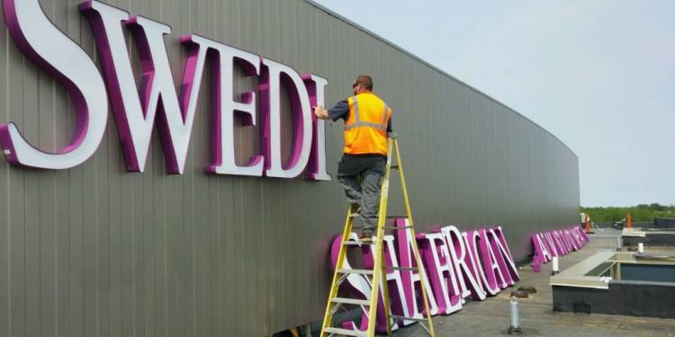 Giải pháp lắp đặt biển hiệu cửa hàng nhỏ lẻ